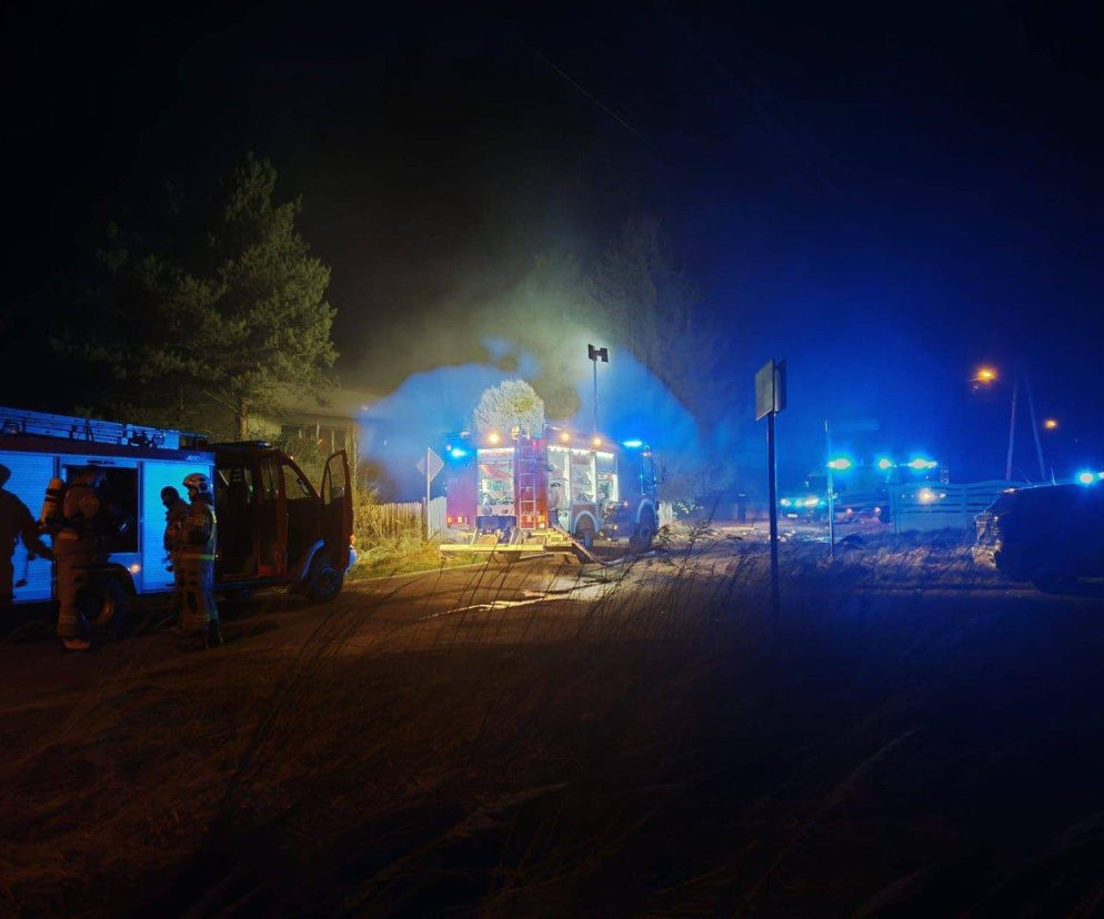 Nocny wybuch zniszczył dom w Rzerzęczycach. Poszkodowany 68-latek trafił do szpitala