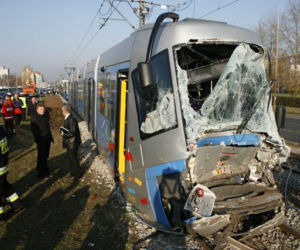 WROCŁAW: Zderzenie trzech TRAMWAJÓW - YOUTUBE, 21 osób RANNYCH - ZDJĘCIA