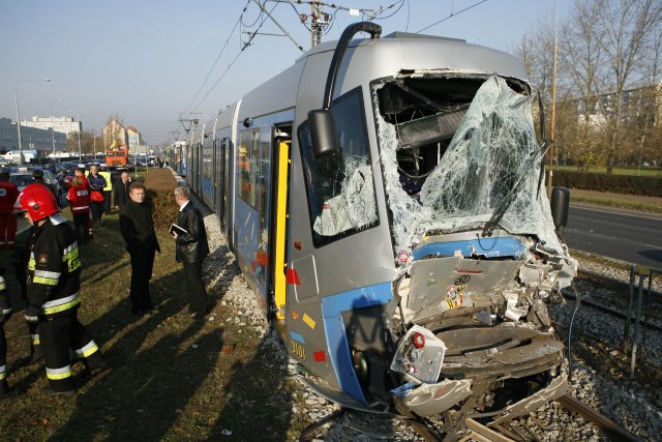 WROCŁAW: Zderzenie trzech TRAMWAJÓW - YOUTUBE, 21 osób RANNYCH - ZDJĘCIA
