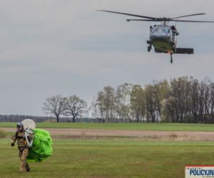 Policyjny black hawk nad Warszawą