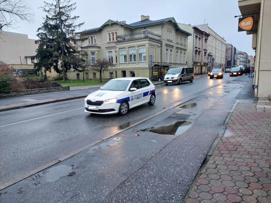 „Śmieciarka prowadzi rano korowód aut na wąskiej ulicy w centrum. Tak jest kilka razy w tygodniu!”