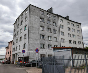 Odetną im prąd i wyburzą dom! Nikt nie pójdzie pod most