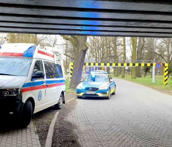 Z dawnej karetki został "kabriolet"! 19-latek zapomniał, że nie jedzie osobówką