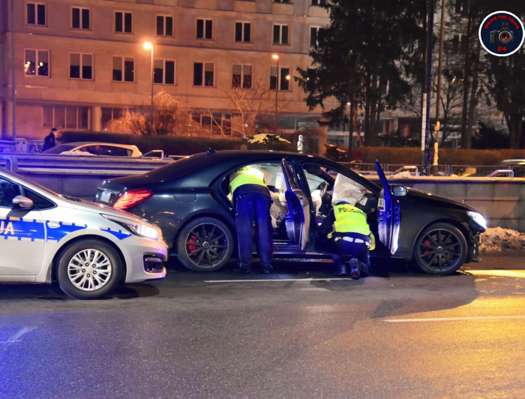 Naćpany pirat roztrzaskał mercedesa w pościgu. W środku znana modelka