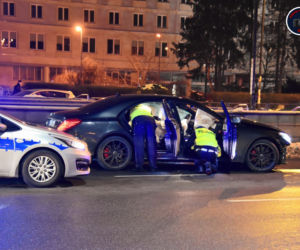 Naćpany pirat roztrzaskał mercedesa w pościgu. W środku znana modelka