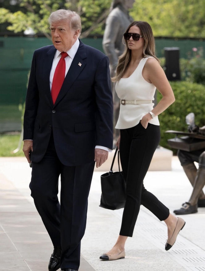 Trump obsypuje młode asystentki pieniędzmi! "Na Święta"