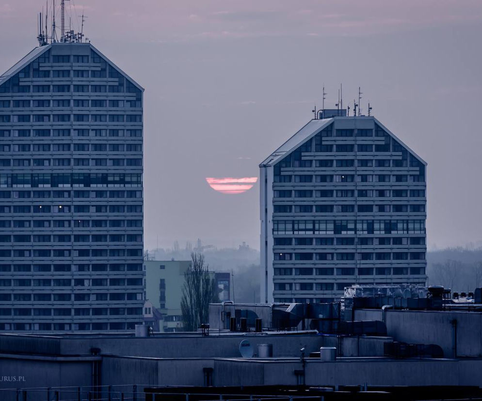 Poznajecie który z budynków to Kredka, a który Ołówek?