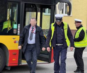 Koszmarny wypadek na Wiatracznej. Piesza wpadła pod miejski autobus
