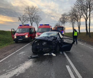 Wyszogród: Czołowe zderzenie osobówek! Trzy osoby ranne, w tym jedna ciężko [ZDJĘCIA]