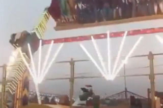 Rozpędzona karuzela z ludźmi runęła na oczach tłumu! Jedna osoba zginęła, 13 rannych