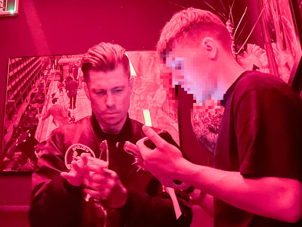 Jakub Kosecki na nocnej imprezie 