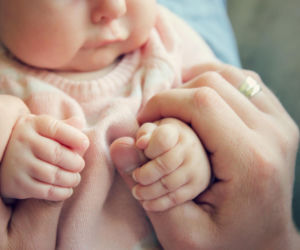 Sadzasz niemowlę, zanim samo usiądzie? Ten pośpiech może odbić się na kręgosłupie