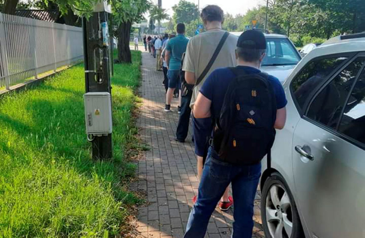  Wybory 2020 Warszawa. Kolejki do głosowania tuż po godz 8