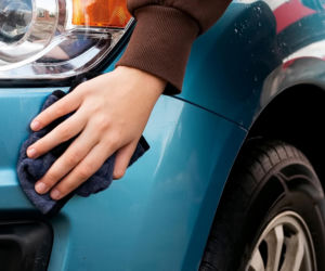 Wpuść 5 kropli i ściereczką wypoleruj rysy na karoserii. Będzie gładka jak nowa bez pomocy lakiernika. Domowy sposób na rysy w samochodzie