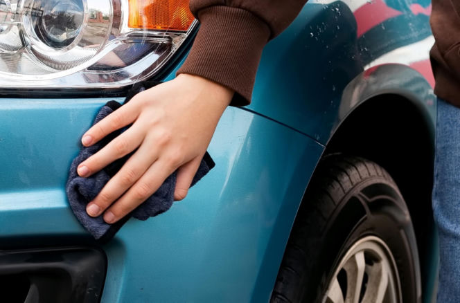 Wpuść 5 kropli i ściereczką wypoleruj rysy na karoserii. Będzie gładka jak nowa bez pomocy lakiernika. Domowy sposób na rysy w samochodzie