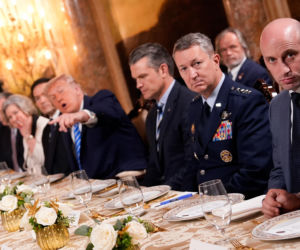 Trump wyrzucił dziennikarzy z sali. „Zabierz ich i daj im obiad!”