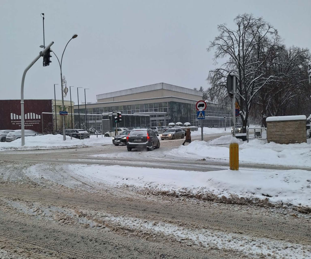 Zima na Podkarpaciu nie odpuszcza. Błoto pośniegowe utrudnia jazdę w regionie 