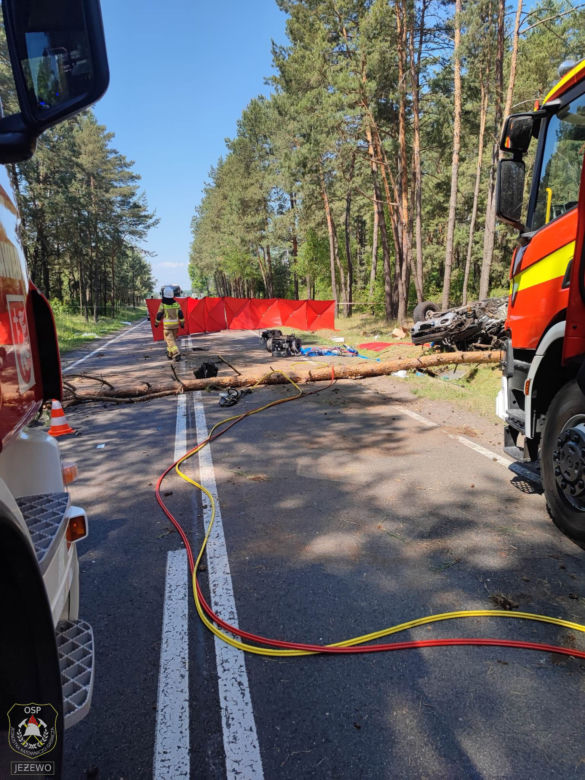 Podlaskie. Tragiczny wypadek na dk 64. Dachowała osobówka. Nie żyje jedna osoba