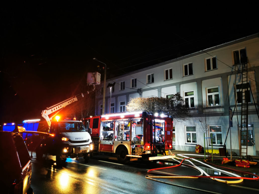 Makabryczny pożar w Zduńskiej Woli! Dwie osoby nie żyją, kolejnych pięć zabrały karetki [ZDJĘCIA].