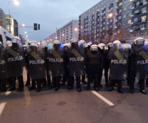 Kordon policji blokuje Strajk Kobiet