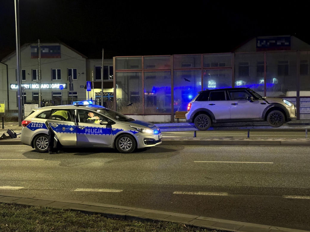 Kierowca zawisł na barierkach w Warszawie. Internauci nie mogą w to uwierzyć: "Funkcja szynowozu"