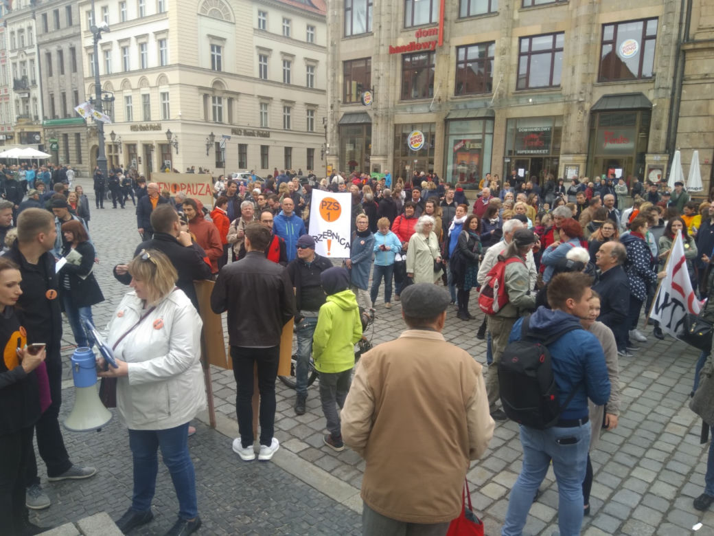 Strajk zawieszony, ale nie odpuszczają. Kilkaset osób protestowało pod Pręgierzem