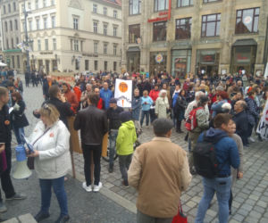 Strajk zawieszony, ale nie odpuszczają. Kilkaset osób protestowało pod Pręgierzem