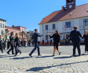 Polonez maturzystów z I LO na rynku w Ostrzeszowie