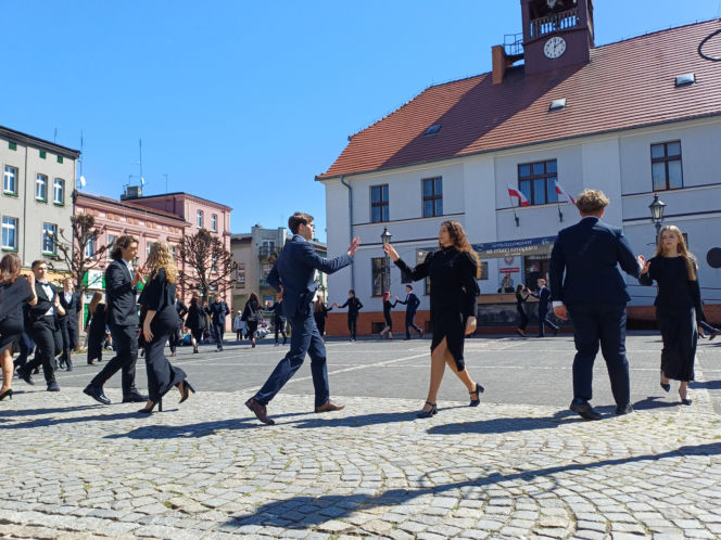 Polonez maturzystów z I LO na rynku w Ostrzeszowie