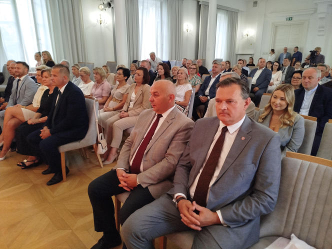 Dwie lokalne inwestycje z wysokim wsparciem unijnym. Umowy na budowę wiaduktu warszawskiego w Siedlcach i rozwój bioróżnorodności w Mrozach – już podpisane!