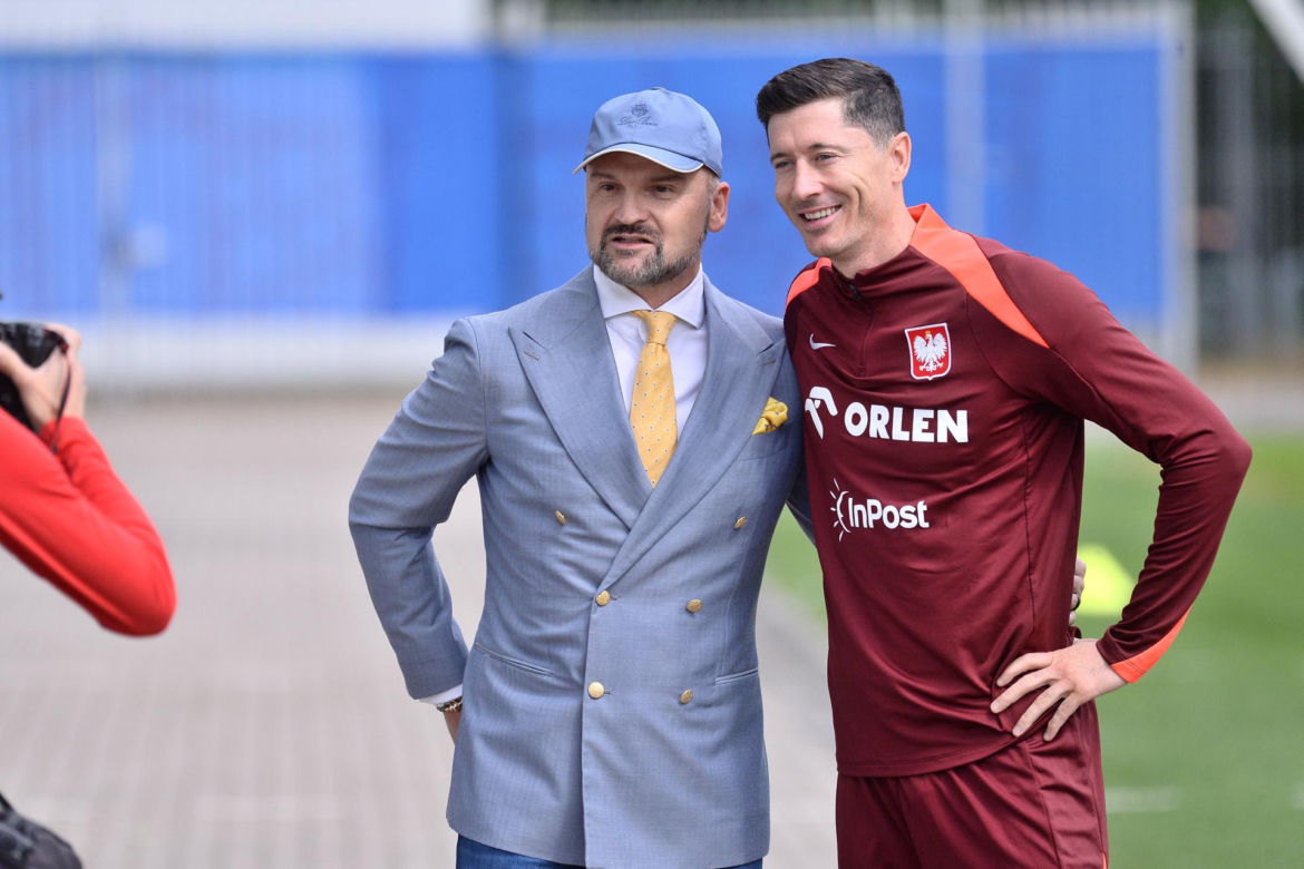 Robert Lewandowski przyłapany przed treningiem z korkami