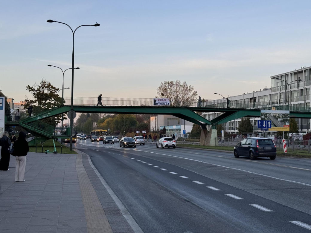 Banery na kładkach w Warszawie. "Uwolnić księdza Michała"
