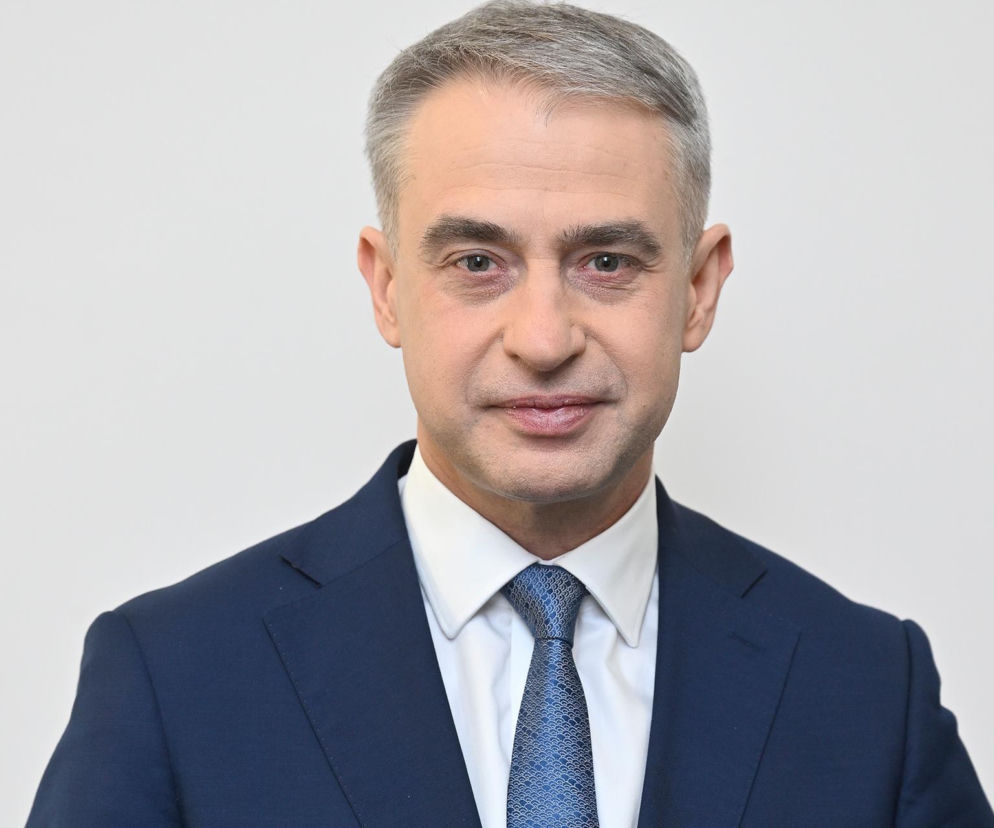 Minister Krzysztof Gawkowski zapowiada zmiany w rejestracji aut, o czym przeczytasz na SE Superbiz.