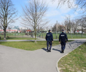 Krakowska policja kontroluje komunikację miejską, parki i skwery