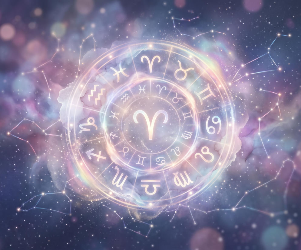 Zodiakalne koło na tle kosmosu. O wpływie ubywającego Księżyca w Wodniku na horoskop przeczytasz na VOX FM.