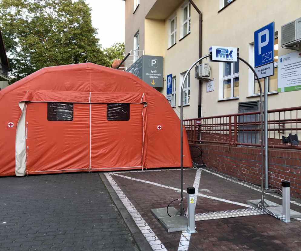 Kurtyna dezynfekująca przed szczecineckim szpitalem