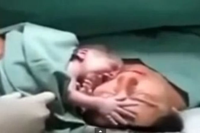 Najbardziej wzruszająca wideo, jakie widzieliśmy. Noworodek pokochał swoją matkę od razu po narodzinach WIDEO