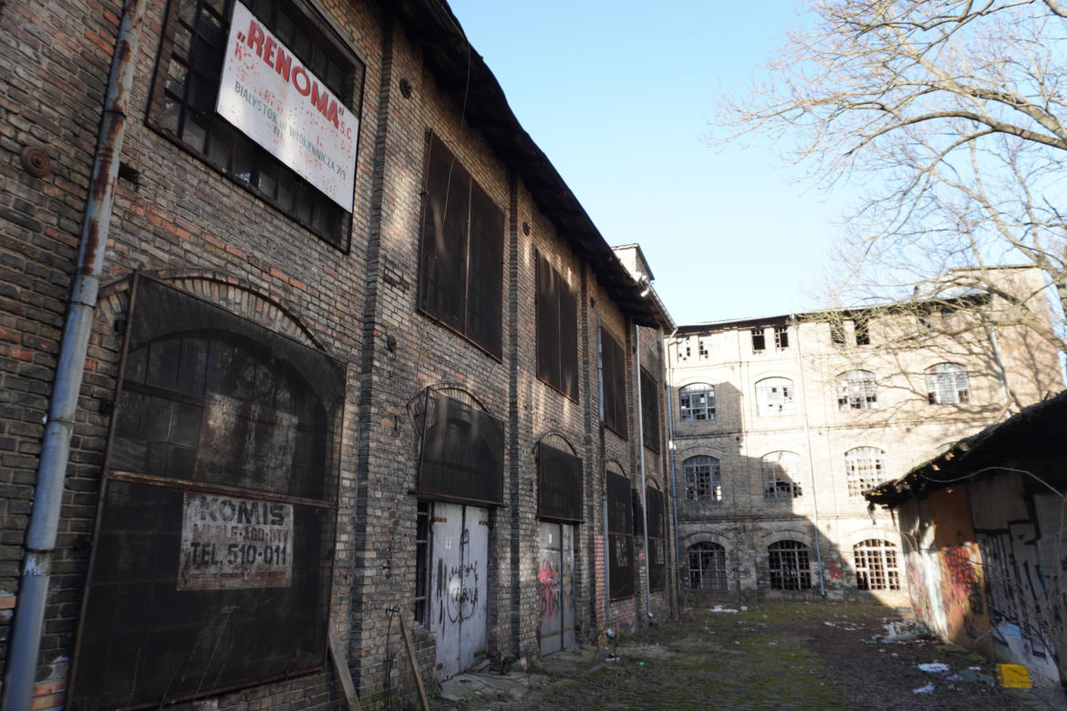 Opuszczona fabryka włókiennicza w Białymstoku. Niszczejące budynki niedaleko centrum miasta