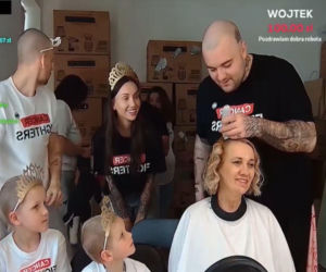 Bedoes ogolił swoją mamę na streamie Łatwoganga