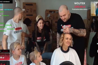 Bedoes ogolił swoją mamę na streamie Łatwoganga