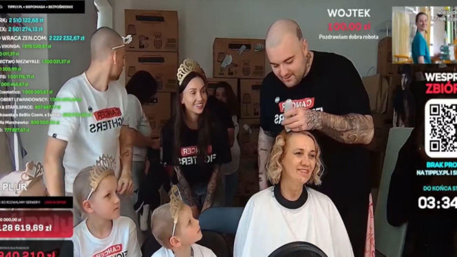 Bedoes ogolił swoją mamę na streamie Łatwoganga