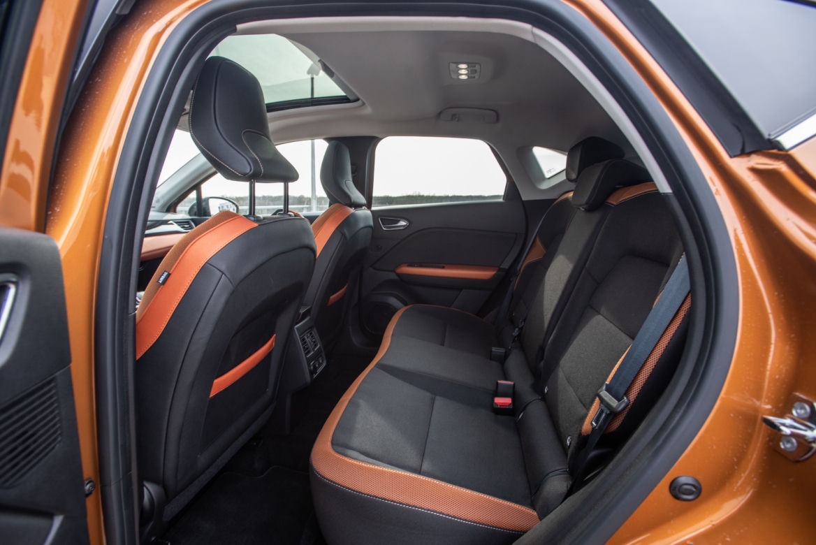 Peugeot 2008 GT Line vs Renault Captur Intens