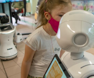 Roboty pomagają...