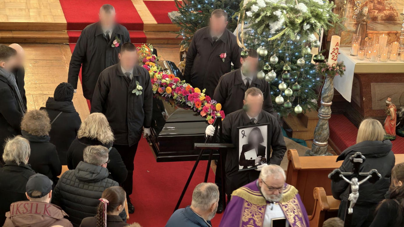 Kolorowe kwiaty okryły trumnę Anity. Wzruszające słowa księdza. "Każdy z nas chciałby mieć taki pogrzeb"