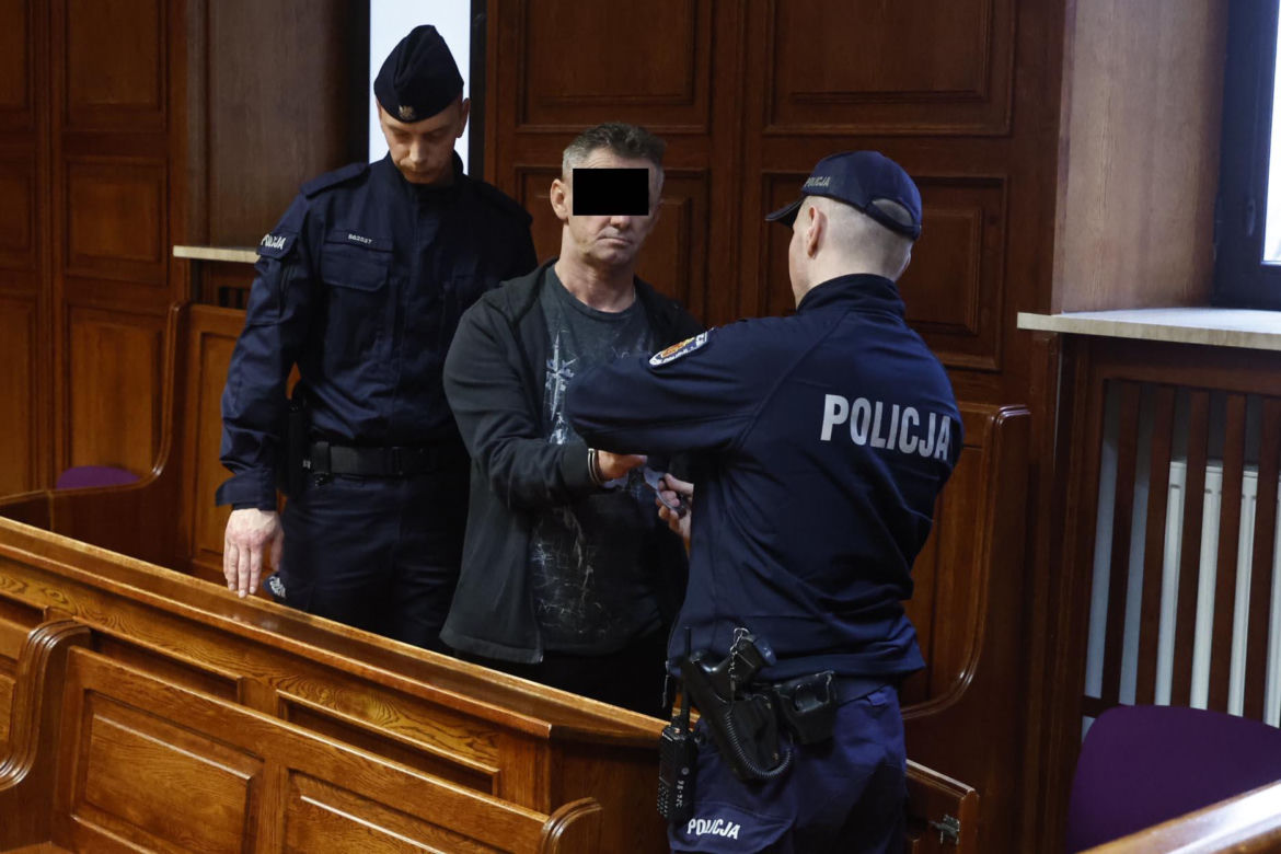 „Sztuczną szczękę wepchnięto jej do gardła”. Przerażające ustalenia. W mieszkaniu w Warszawie znaleziono cztery ciała