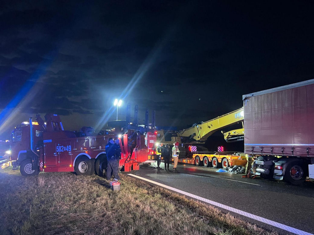Śmiertelny wypadek na A1 pod Zgierzem. Zderzyły się trzy pojazdy, w tym dwa tiry [ZDJĘCIA].