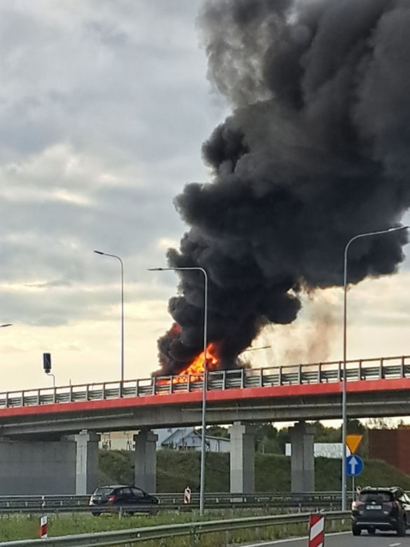 Czarne kłęby dymu nad Warszawą. Płonie dostawczak na ekspresówce 