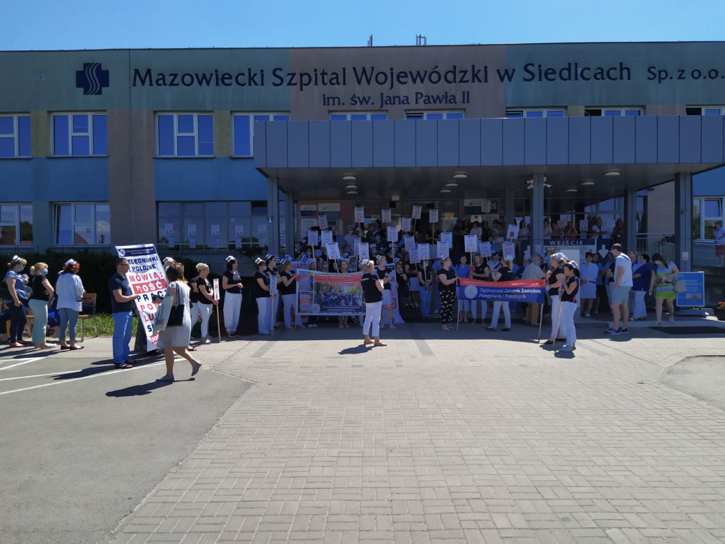 Protest pielęgniarek i położnych pod Mazowieckim Szpitalem Wojewódzkim w Siedlcach - 07.06.2021