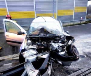 34-latek wyciągnięty z płonącego pojazdu! Dramatyczne chwile na S8 w Łódzkiem [ZDJĘCIA]