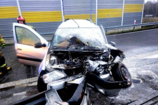 34-latek wyciągnięty z płonącego pojazdu! Dramatyczne chwile na S8 w Łódzkiem [ZDJĘCIA]